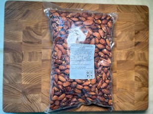 Снапсы с томатом и базиликом: Миндаль 